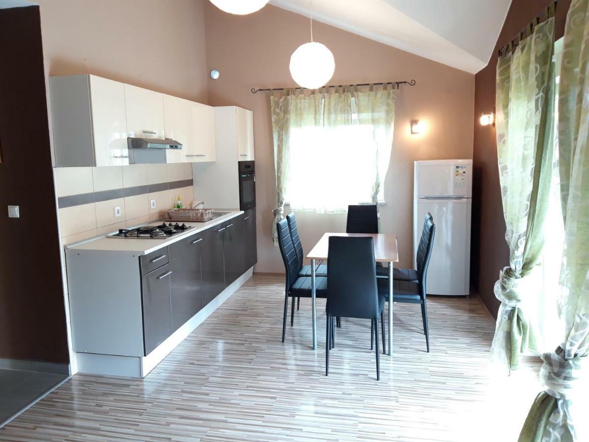 Apartments Laura i Angelina Tribalj Eksteriør billede